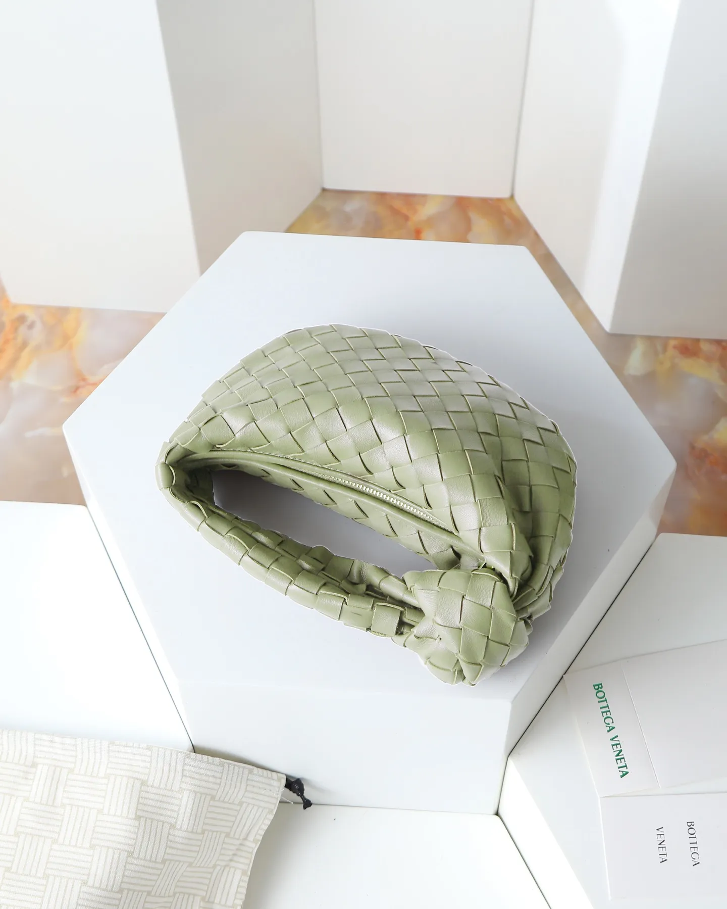 800. Bottega veneta͙.——-The latest braided and knotted hobo🔥 The top-grade lambskin leather is very soft, the bag shape is unique, practical and durable. It retains the traditional weaving elements while being a bit more flamboyant ~ Made of hand-woven sheepskin, zipper opening and closing, curved seamless structure, effortless to match. Highly recommended⚠️⚠️⚠️ The most high-end in the market🌈Welcome to compare [Factory complete package] size: 23x15x5cm.   Model: 651876